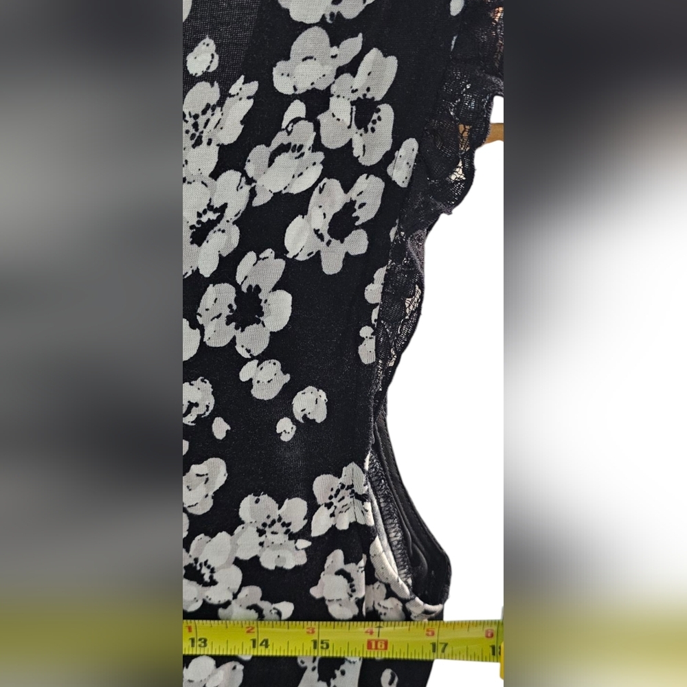 Elle - Sleeveless Lace Floral Black and White Pleated Strip Blouse Top​ - Picture 5 of 6